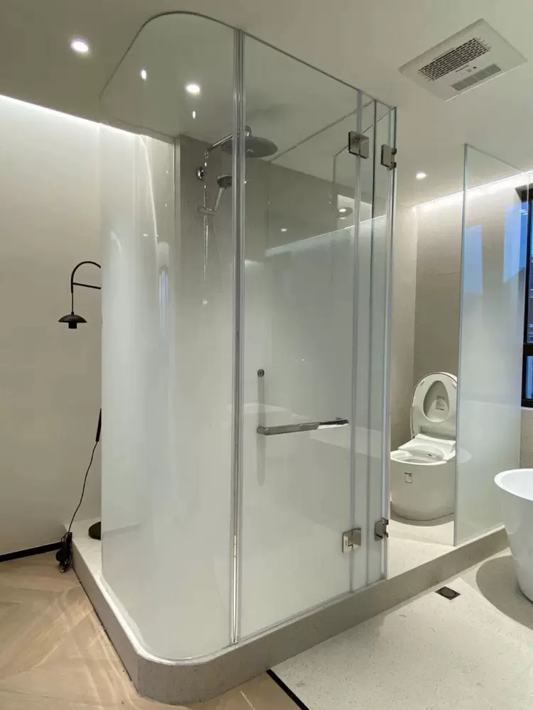 Single-direction frosted gradient film applied to a curved glass shower enclosure